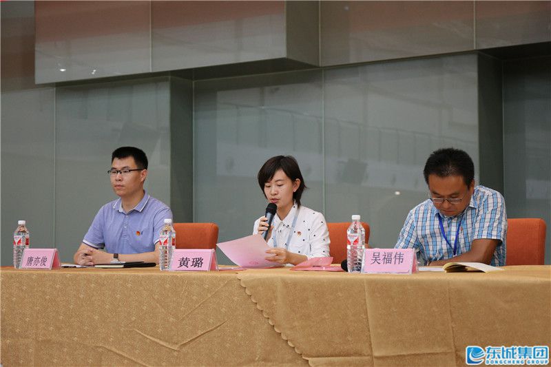 黃璐發(fā)表講話.JPG