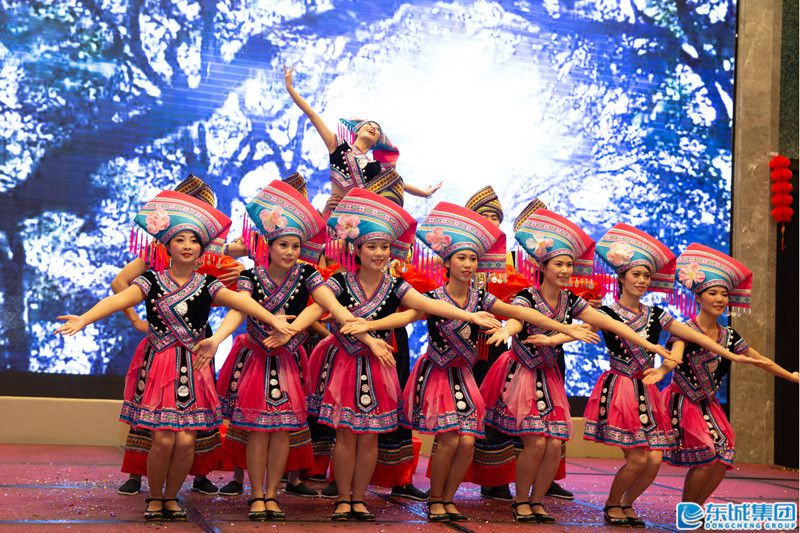 公司各部門聯(lián)合演出舞蹈《壯族敬酒歌》.jpg